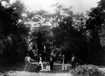 Group of friends holding hands in the garden of Le Relais, home of the Natanson family in Villeneuve-sur-Yonne, c. 1899